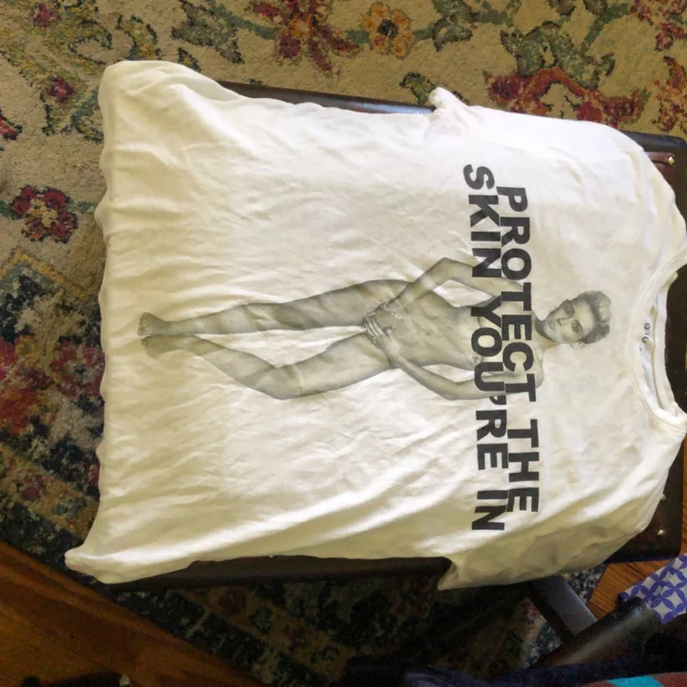 Marc Jacobs “ protect the skin you’re in” t shirt Miley Cyrus - Picture 3 of 6